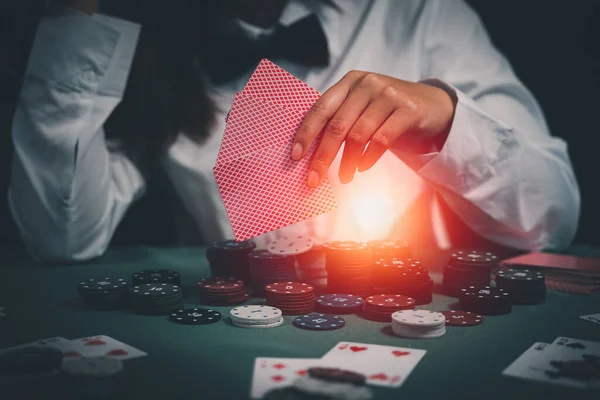 Mujer Asiática Distribuidor Croupier Baraja Cartas Póquer Casino Fondo Una — Foto de Stock