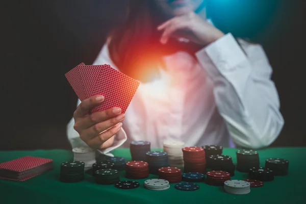 Mujer Asiática Distribuidor Croupier Baraja Cartas Póquer Casino Fondo Una — Foto de Stock