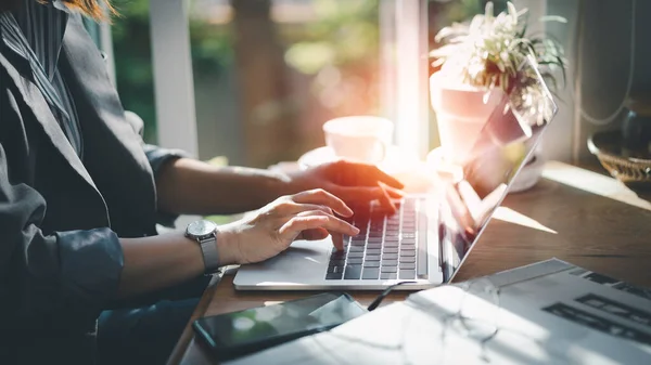 Geschäftsfrau Schicker Freizeitkleidung Arbeitet Laptop Während Sie Kreativen Büro Oder — Stockfoto