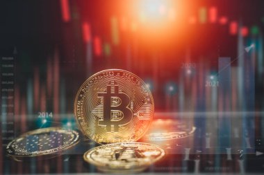 Bitcoin para sikke ve çizelgeler ve grafikler ile dizüstü klavye üzerinde blockchain kavramı ile. Kripto yatırım güvenlik ve strateji.