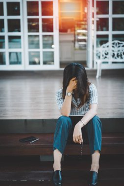 İş kadını, dışarıda merdivenlerde otururken iş stresi, konsept iş hayatı dengesi, yanma sendromu, depresyon konsepti.