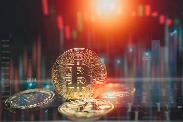 Bitcoin para sikke ve çizelgeler ve grafikler ile dizüstü klavye üzerinde blockchain kavramı ile. Kripto yatırım güvenlik ve strateji.