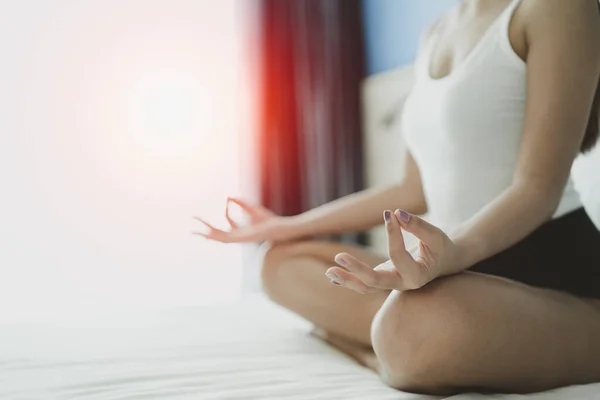 Žena Cvičí Jógu Dýchá Medituje Cvičí Ardha Padmasana Half Lotus — Stock fotografie