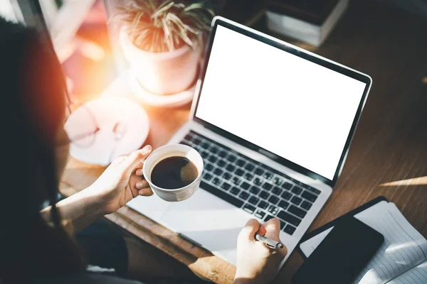 Geschäftsfrau Die Laptop Arbeitet Und Kaffee Trinkt Asiatin Die Café — Stockfoto