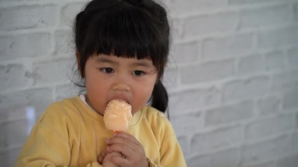 Asiatique Bébé Fille Manger Crème Glacée Sur Fond Gris Concept — Video