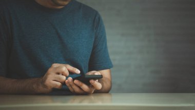 Masada akıllı telefon kullanan adam, iş konsepti akıllı telefon teknolojisi konferansı.