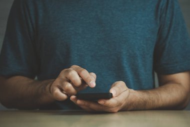 Masada akıllı telefon kullanan adam, iş konsepti akıllı telefon teknolojisi konferansı.