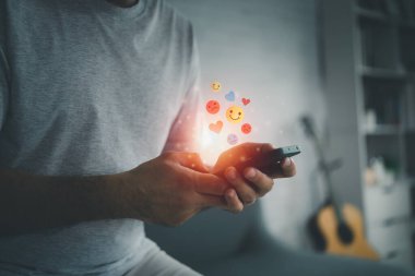 Masada akıllı telefon kullanan adam, iş konsepti akıllı telefon teknolojisi konferansı.