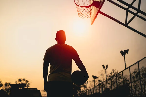 Silueta Jugador Baloncesto Atardecer Jugador Baloncesto Dispara Tiro Concepto Baloncesto — Foto de Stock