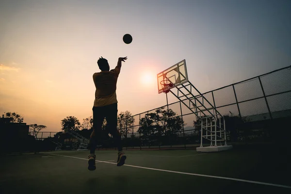 Silueta Jugador Baloncesto Atardecer Jugador Baloncesto Dispara Tiro Concepto Baloncesto — Foto de Stock