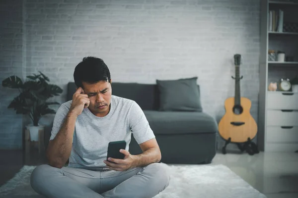 Conceito Depressão Homem Asiático Triste Verificando Telefone Celular Sentado Sofá — Fotografia de Stock
