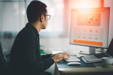 Ofiste dizüstü bilgisayarda çalışan bir yazılım mühendisi. Çalışan programcı web uygulaması geliştirir. Yazılım programlama kavramı