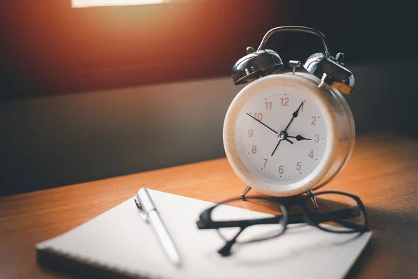 Primo Piano Stile Vintage Orologio Retrò Con Blank Bicchieri Tavolo — Foto Stock