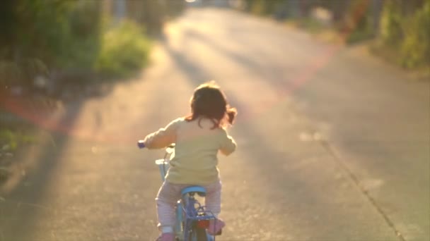 Dietro Della Bambina Asiatica Che Impara Andare Bicicletta Nella Soleggiata — Video Stock