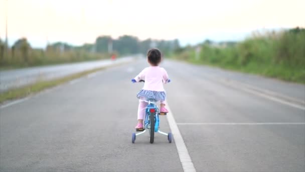 Dietro Della Bambina Asiatica Che Impara Andare Bicicletta Nella Soleggiata — Video Stock