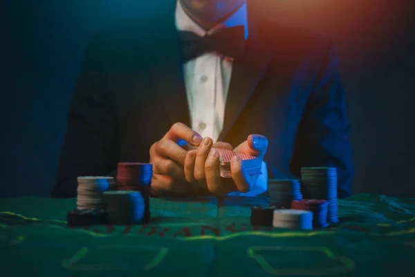 Man Dealer Croupier Baraja Cartas Póquer Casino Fondo Una Mesa — Foto de Stock