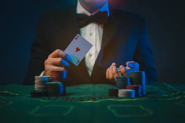 Man Dealer Croupier Baraja Cartas Póquer Casino Fondo Una Mesa — Foto de Stock