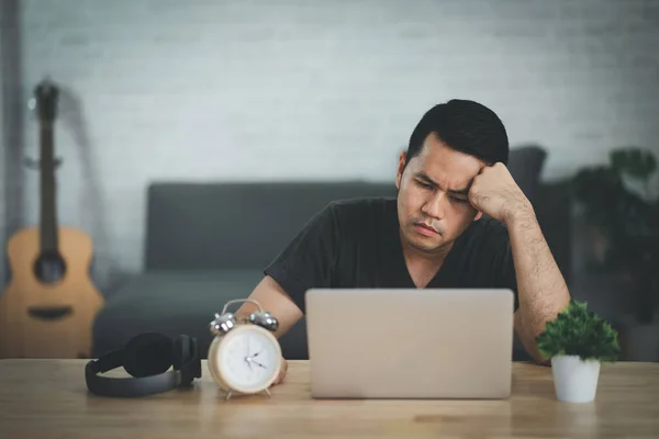 Homem Freelance Asiático Tendo Depressão Estressante Tempo Triste Trabalhando Laptop — Fotografia de Stock