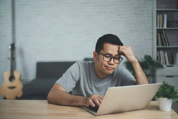 Asiático Freelance Hombre Teniendo Depresión Estresante Triste Tiempo Trabajo Ordenador — Foto de Stock