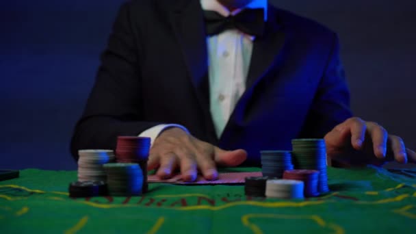 人贩子或赌台管理员在赌场游戏卡上摆弄扑克牌跳舞 在绿桌上摆弄筹码 扑克游戏概念 — 图库视频影像