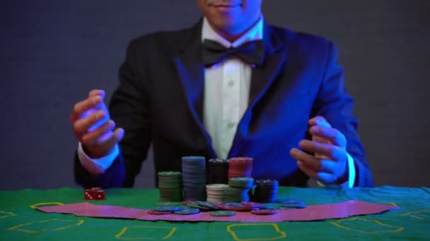 Uomo Dealer Croupier Rotolare Dadi Mischia Carte Poker Una Carta — Video Stock