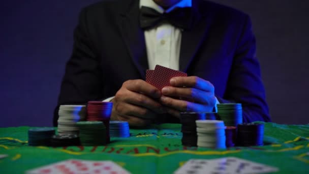 Άνθρωπος Έμπορος Κρουπιέρης Ανακατεύει Χαρτιά Πόκερ Ένα Παιχνίδι Καζίνο Κάρτα — Αρχείο Βίντεο