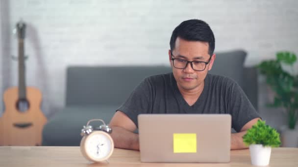 Freelance Man Brillen Werken Met Laptop Succesvol Vrolijk Zitten Aan — Stockvideo