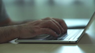 Ofiste dizüstü bilgisayar üzerinde çalışan bir yazılım geliştiricisi. Çalışan programcı web uygulaması geliştirir. Yazılım programlama kavramı