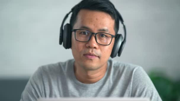 Uomo Freelance Cuffia Occhiali Che Sorridono Lavorano Con Computer Portatile — Video Stock