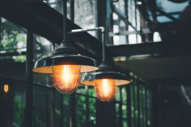 Cafe 'de klasik lüks ışıklandırma dekorasyonu. Eski tip ampul lambaları. Restoran barı aydınlatma iç tasarımı. Eski Ampuller.