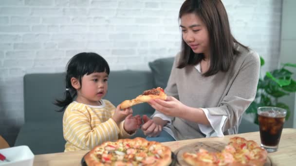 Las Madres Los Niños Asiáticos Hacen Actividades Casa Mamá Alimentar — Vídeo de stock