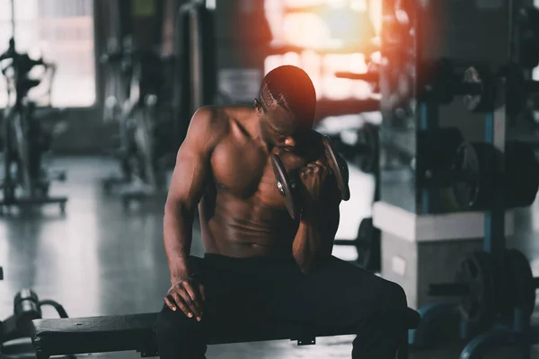 Afrikanischer Sportler Mit Hantelübungen Fitnessstudio Asiatisches Bodybuilding Für Muskeltraining Sportgesundheitliches — Stockfoto