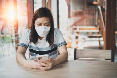 Asyalı kadın cep telefonu mesajı ya da mesajı tutuyor. İş kadını web 'e bakmak, e-kitap okumak, hisse senedi satmak için modern akıllı telefon kullanıyor.