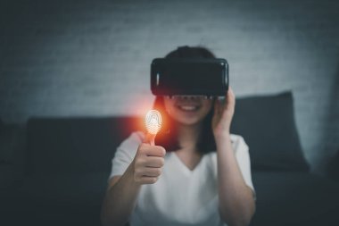 VR gözlük takan Asyalı kadın sanal Global İnternet bağlantısı metaverse, bilgi güvenliği ve şifreleme, kullanıcının kişisel bilgilerine güvenli erişim, güvenli İnternet erişimi, siber güvenlik.