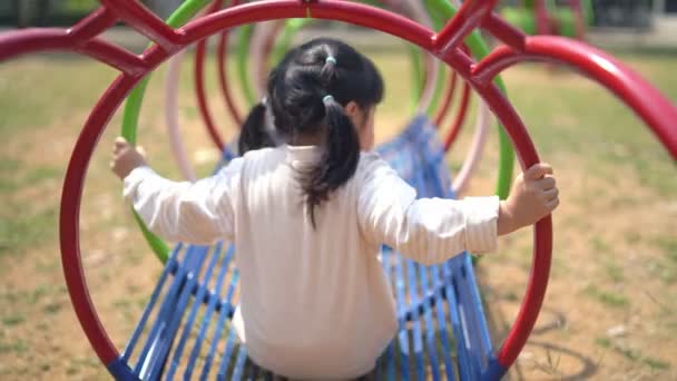 Bonito Menina Asiática Jogar Escola Jardim Infância Jarda Playground Atividade — Vídeo de Stock