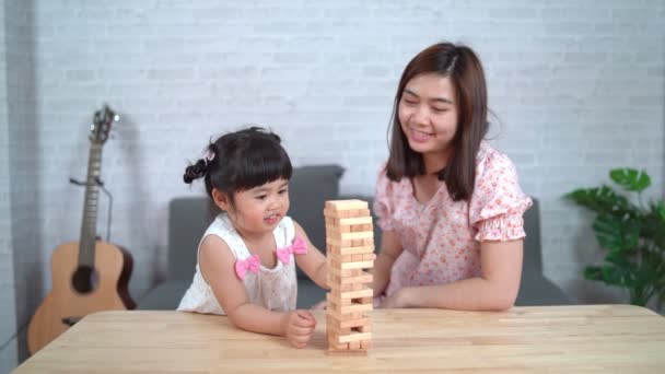 Concept Jeux Jenga Asiatique Fille Mère Souriant Joyeusement Riant Jouer — Video