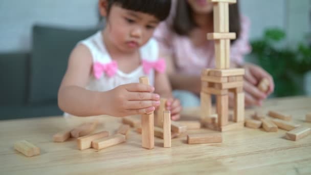 Концепция Игр Jenga Азиатская Дочь Мать Счастливо Улыбаются Смеются Играя — стоковое видео