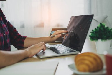 İş kadını, hisse senedi, fon ve kripto para ticareti, bilgi bulmak, hisse senedi, yatırımcı, hisse senedi grafikleri ve kripto para birimlerini görmek için dizüstü bilgisayar ve parmak ucu grafiği kullanıyor. bkz. Yatırım eğilimleri ve dünya klasında içgörüler