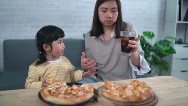 Asian Mothers Children Activities Home Mother Going Feed Pizza Her — Stock Video
