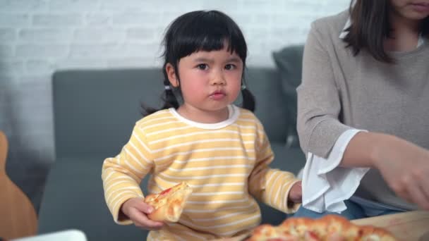 Azjatyckie Matki Dzieci Prowadzą Zajęcia Domu Mama Nakarmi Dzieci Pizzą — Wideo stockowe