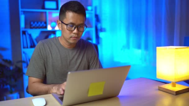 Homem Freelance Trabalhando Laptop Casa Noite Feliz Sorriso Bem Sucedido — Vídeo de Stock