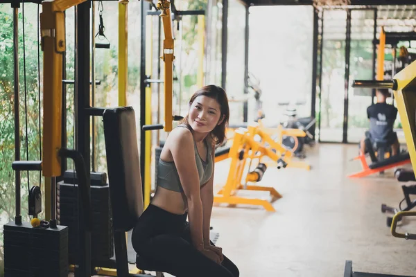Счастливые Азиатские Спорта Женщины Тренировки Улыбки Тренировки Тренажерном Зале Спортсмен — стоковое фото