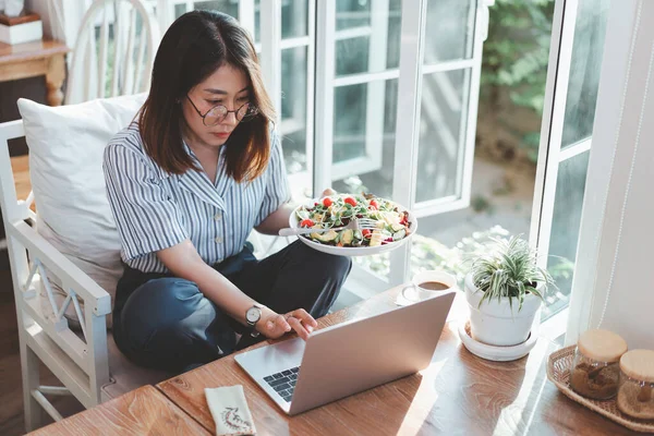 Femme Asiatique Tenant Une Salade Travailler Aide Ordinateur Portable Sur — Photo