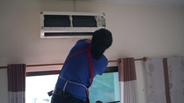 冷气机技师清洁房间的冷气机 维修房屋空调的亚洲技术员 — 图库视频影像