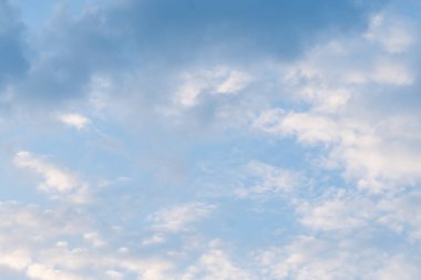 Yaz mavisi gökyüzü arka planı bulutlar. Güneşin altında bulutlu bir güzellik sakin bir kış havası..