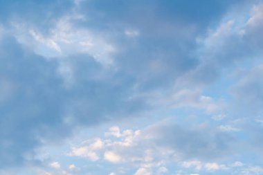 Yaz mavisi gökyüzü arka planı bulutlar. Güneşin altında bulutlu bir güzellik sakin bir kış havası..