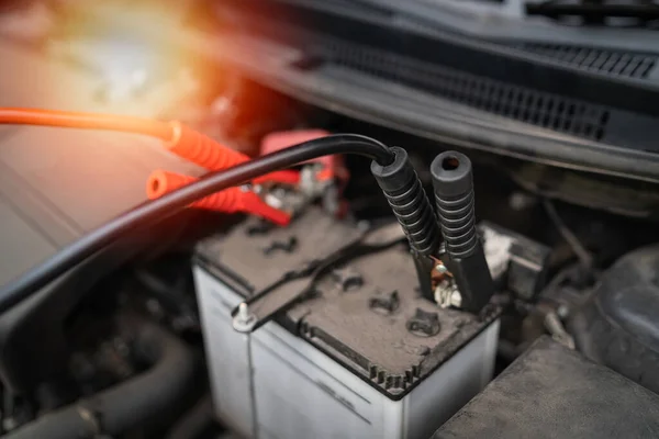 汽车电池跳线汽车电池是死的 汽车蓄电池充电器汽车蓄电池耗尽了 汽车服务跳线电池运输概念 — 图库照片