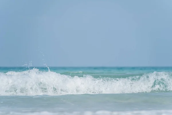 早上海滩岛上的海浪 早上的大海 天气晴朗 岛上阳光明媚的海浪 — 图库照片