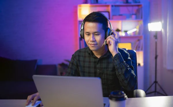 Asian Influencer Man Smile Youtuber Live Streaming Working Conferrence Laptop — Stock Photo, Image