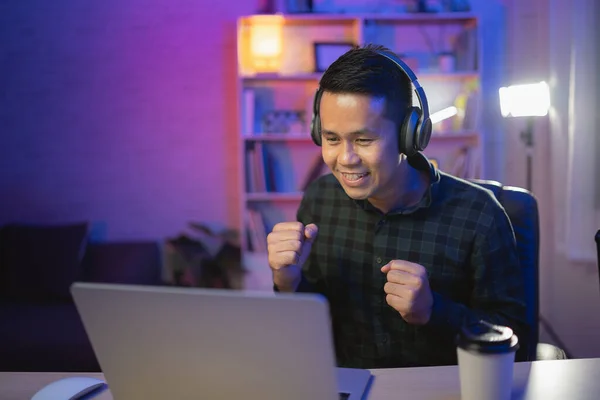 Asian Influencer Man Smile Youtuber Live Streaming Working Conferrence Laptop — Stock Photo, Image